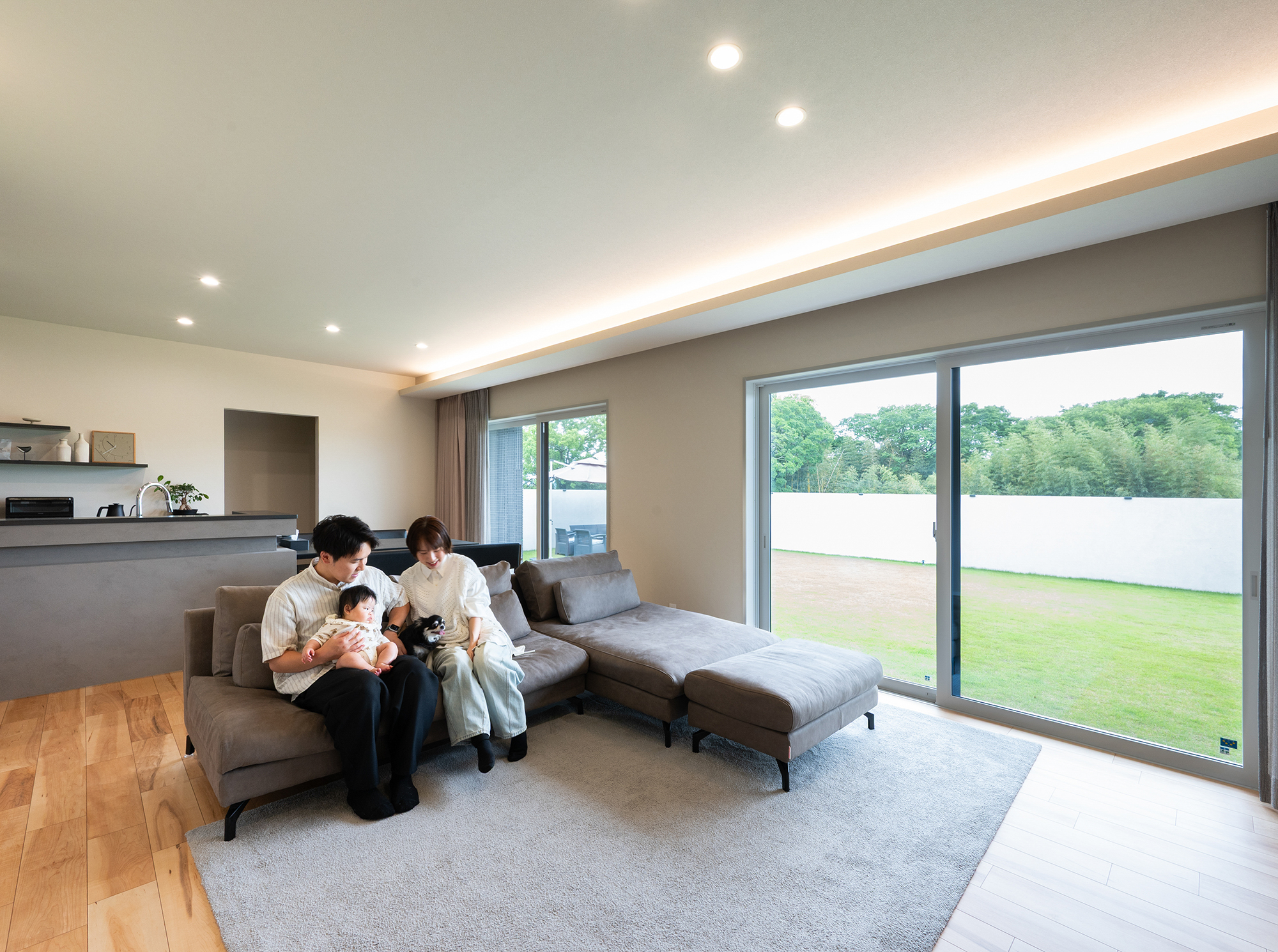 石目調の大判タイルが上質さを創出。暮らしやすい平屋のガレージハウス。