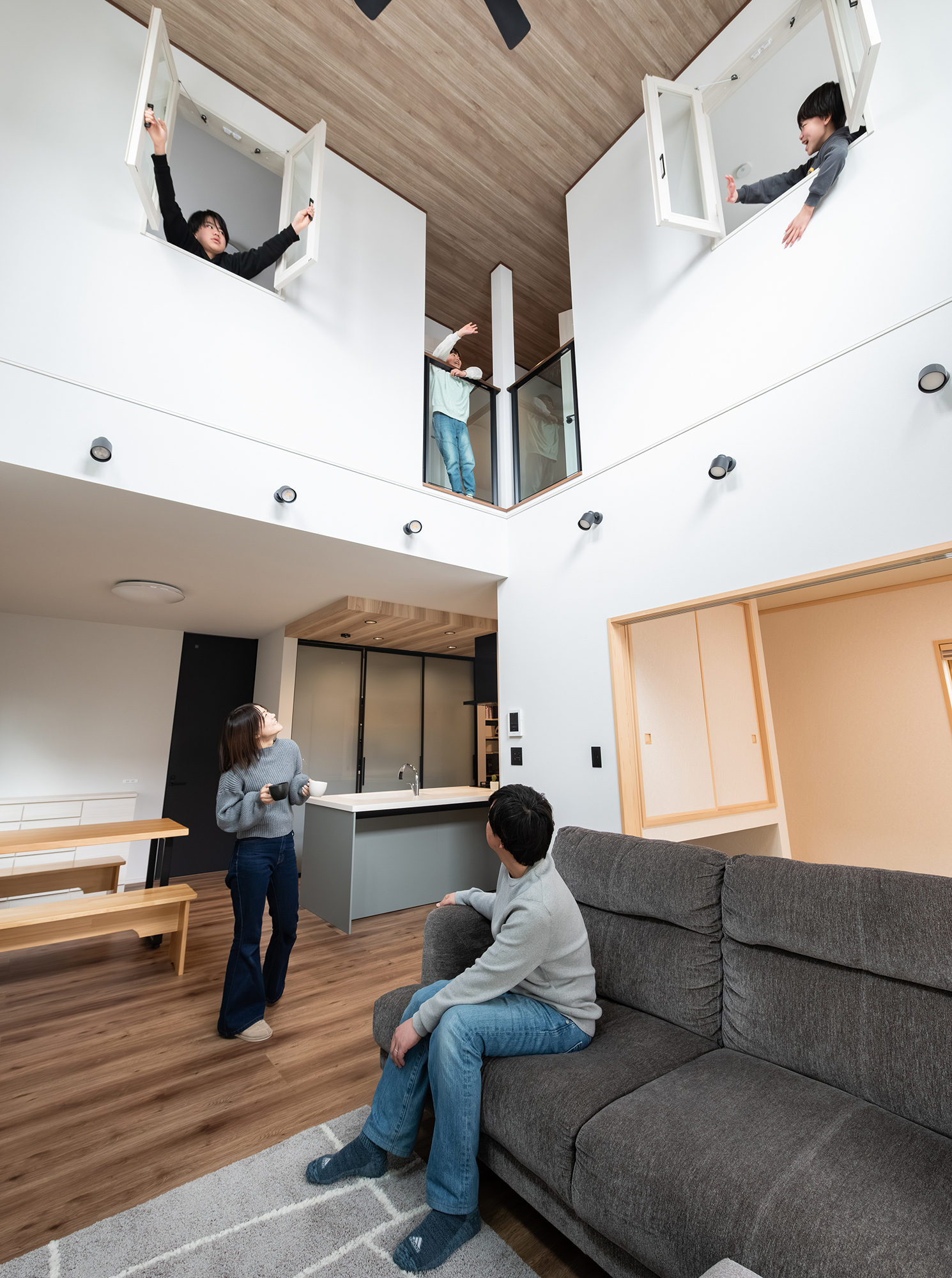 吹抜けの開放感にゲストもびっくり！親子のつながりを大切に暮らせる住まい。