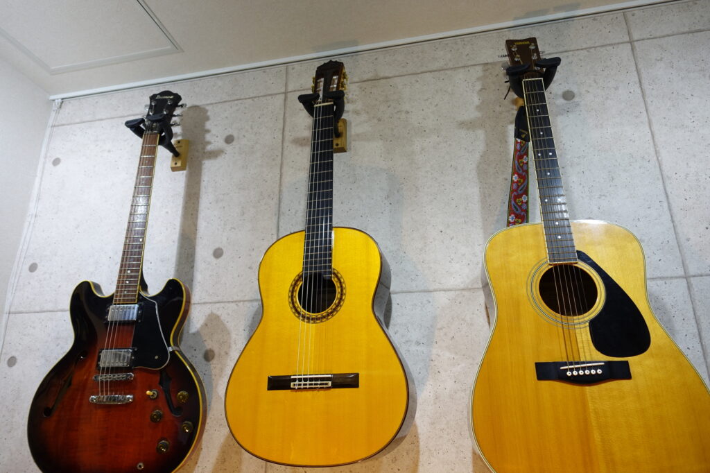 注文住宅の防音室に並ぶギター