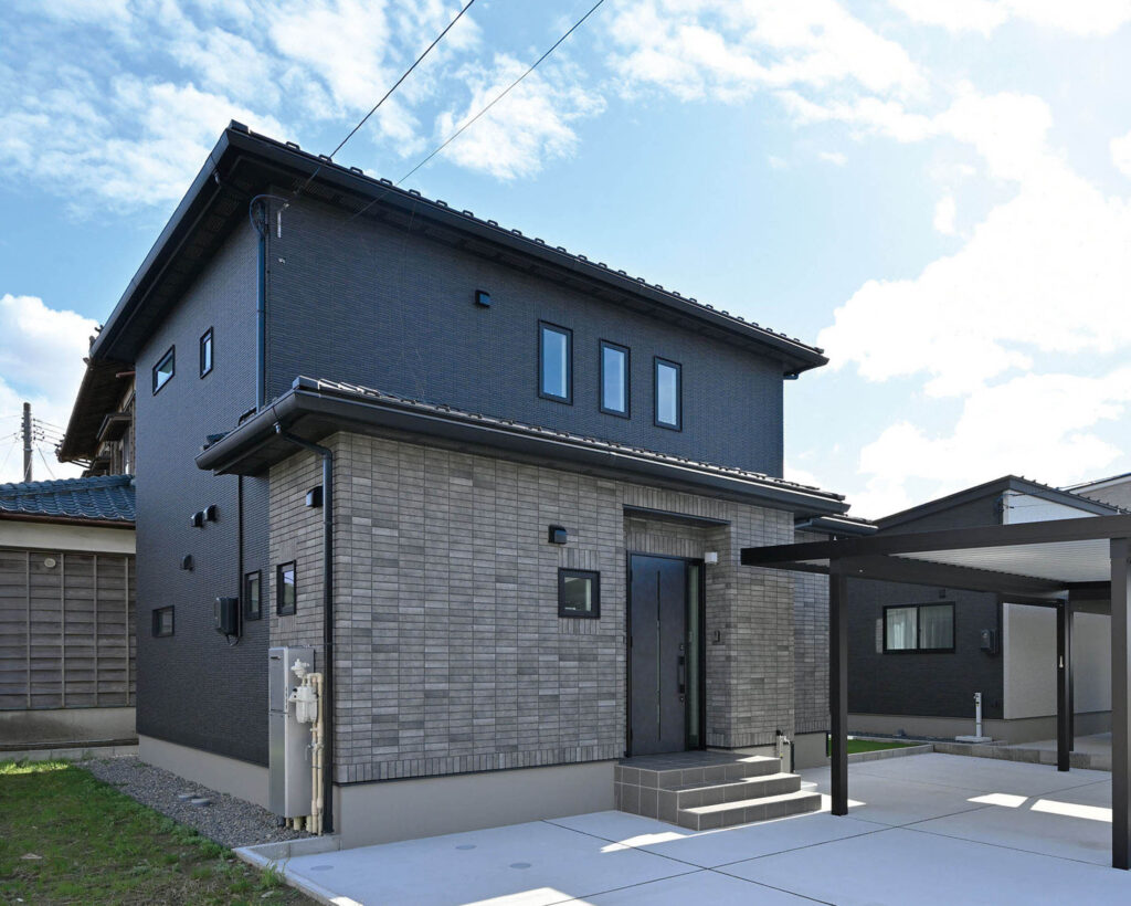 2色のかっこいい外壁を使った家の外観