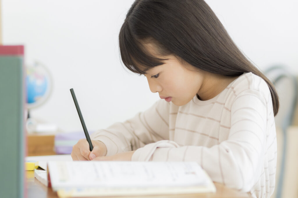 子供部屋で勉強する子供