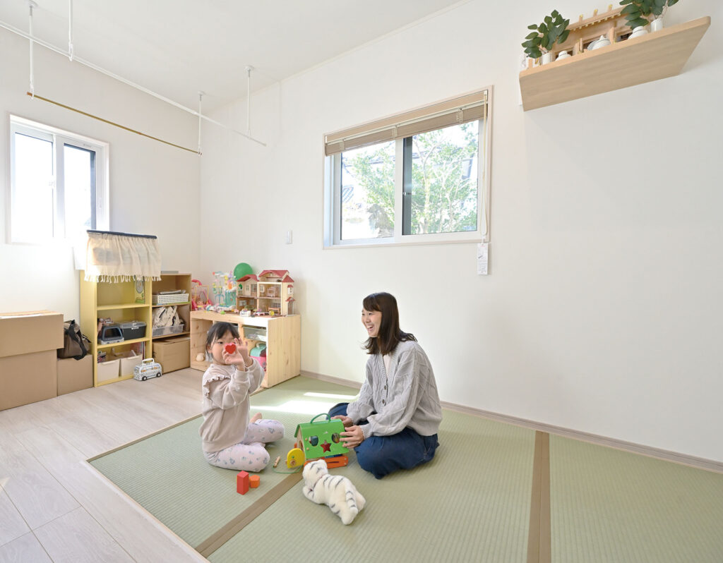 リビング横の和室でくつろぐ親子