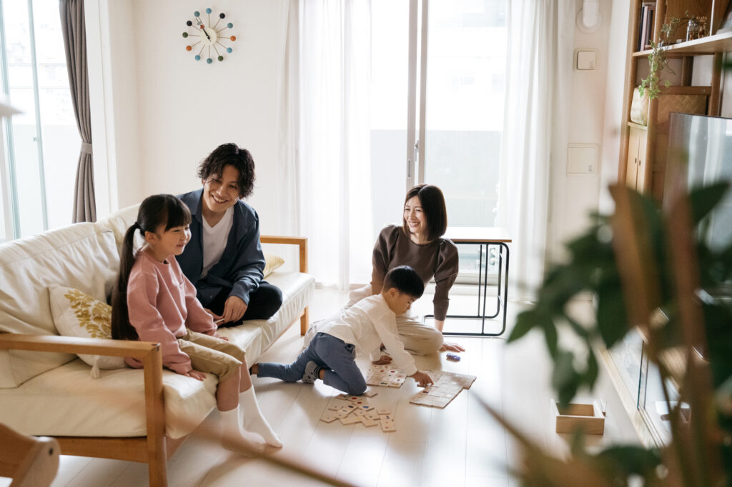 子供部屋無しのリビングでくつろぐ家族