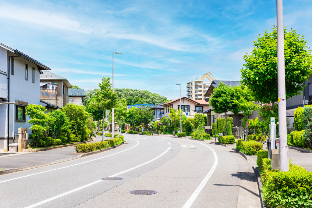 公道沿いに建つ注文住宅