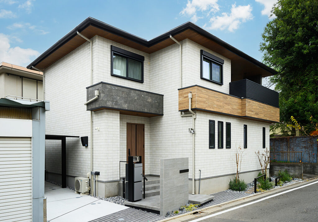 南玄関の2階建て外観