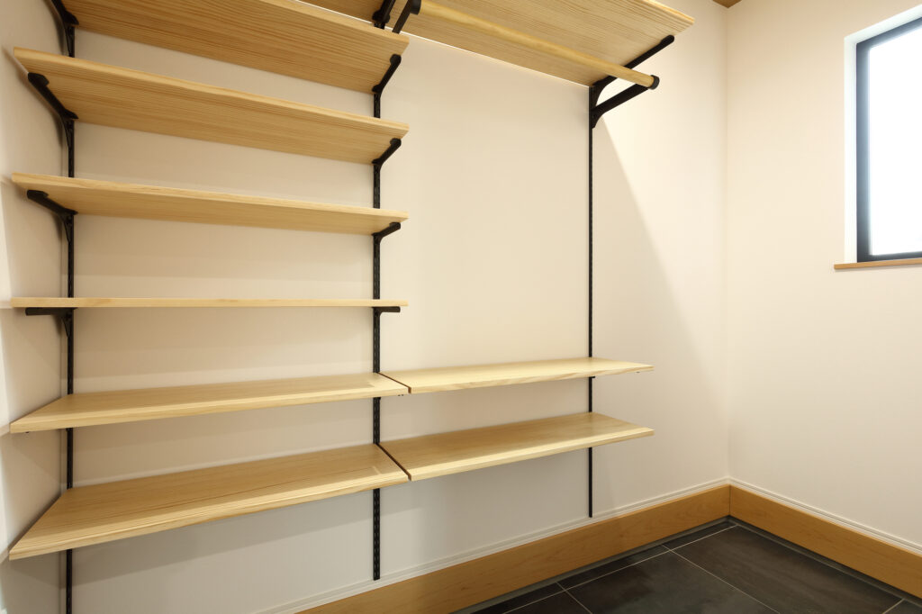 可動棚がある玄関の土間収納