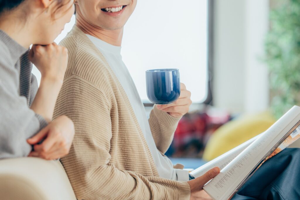 注文住宅の本を読んで勉強する夫婦