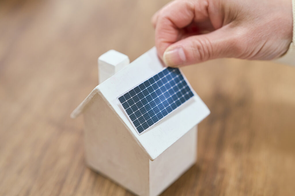 ZEH住宅に太陽光パネルを設置するイメージ