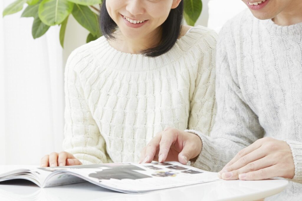 注文住宅の本を読む夫婦