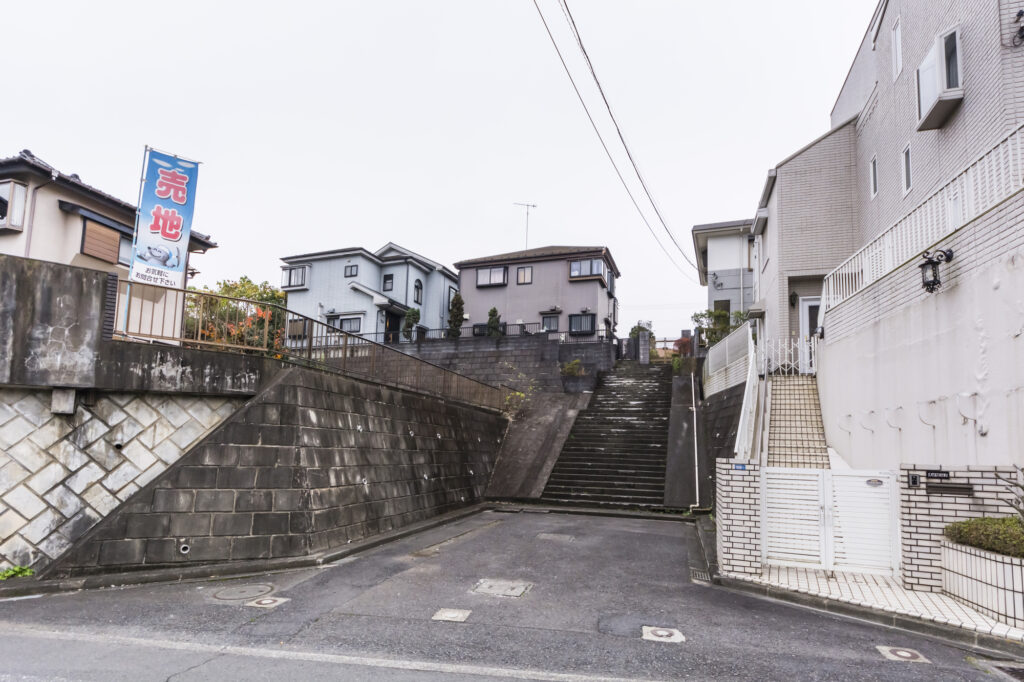 傾斜地の古い住宅