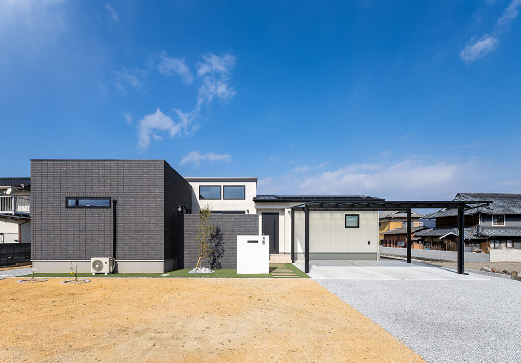 横スリット窓のある平屋の外観