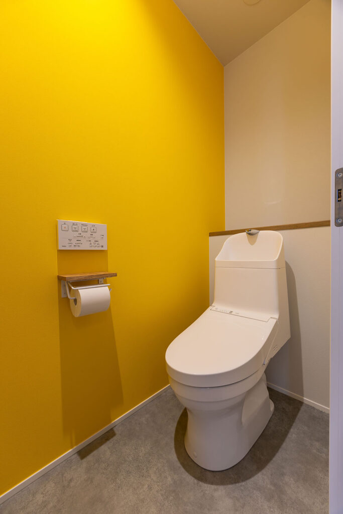 明るい壁紙の窓なしトイレ実例